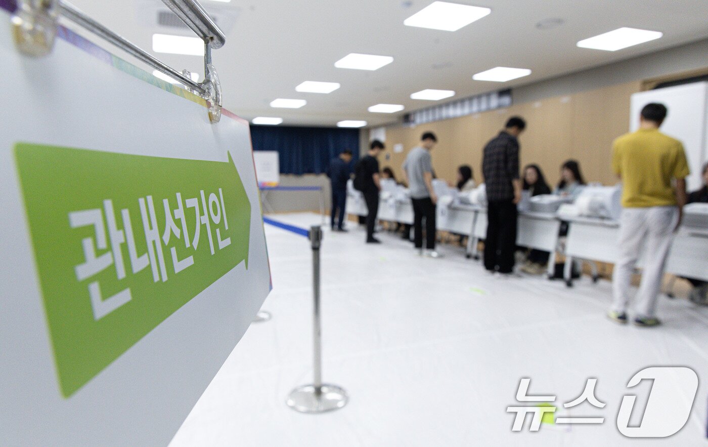 본문 이미지 - 제21대 대통령선거 사전투표 첫날인 29일 오전 경기도 화성시 신동 동탄9동 행정복지센터에 마련된 사전투표소를 찾은 유권자들이 투표 용지를 받기 위해 줄을 서 있다. 2025.5.29/뉴스1 ⓒ News1 이재명 기자