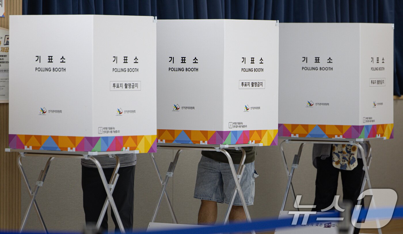 본문 이미지 - 제21대 대통령선거 사전투표 첫날인 29일 오전 경기도 화성시 신동 동탄9동 행정복지센터에 마련된 사전투표소를 찾은 유권자들이 소중한 한 표를 행사하고 있다. 2025.5.29/뉴스1 ⓒ News1 이재명 기자