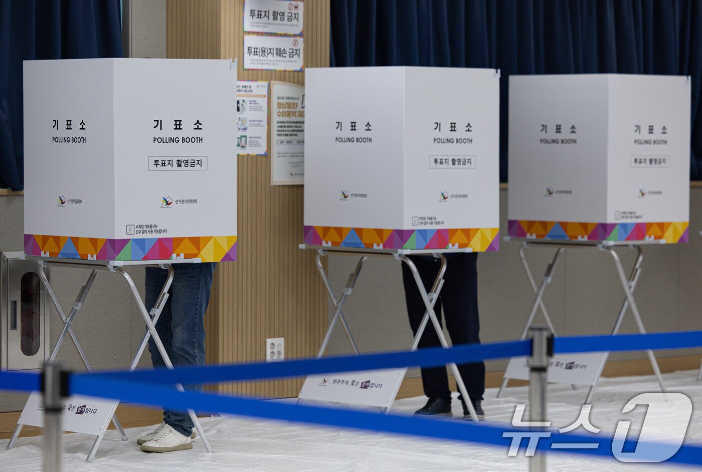 본문 이미지 - 제21대 대통령선거 사전투표 첫날인 29일 오전 경기도 화성시 신동 동탄9동 행정복지센터에 마련된 사전투표소를 찾은 유권자들이 소중한 한 표를 행사하고 있다. 2025.5.29/뉴스1 ⓒ News1 이재명 기자