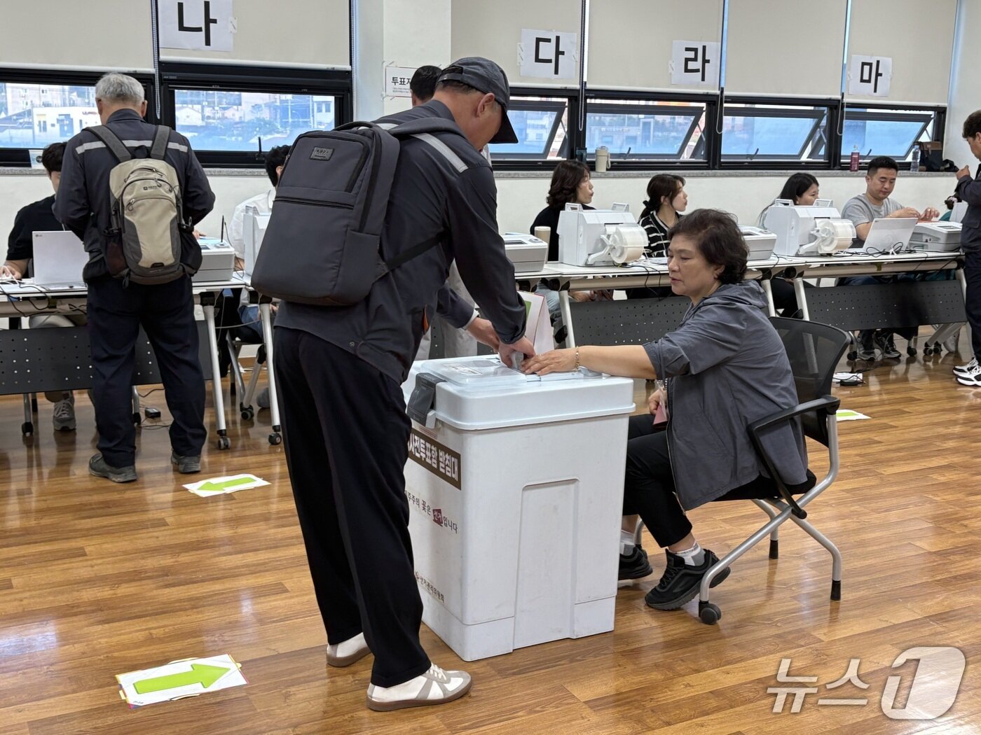 본문 이미지 - 29일 제21대 대선 사전투표 첫날 상문동주민센터 사전투표소에서 투표하고 있는 유권자들. ⓒ 뉴스1 강미영기자