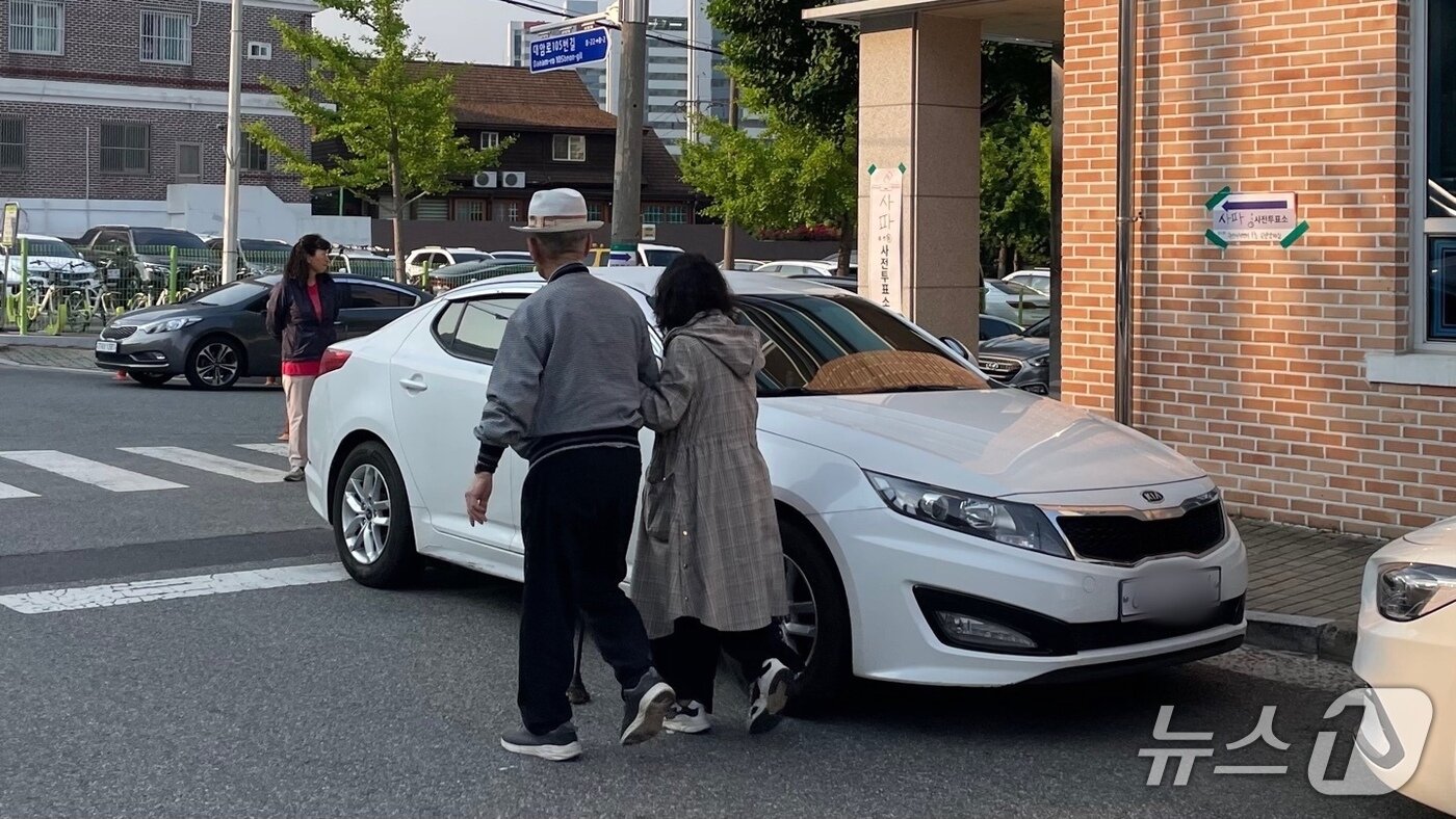 본문 이미지 - 21대 대선 사전투표 첫날인 29일 오전 7시 올해 96세인 김영숙 어르신이 사파동 사전투표소에서 투표를 마치고 돌아가고 있다. ⓒ 뉴스1 강정태 기자