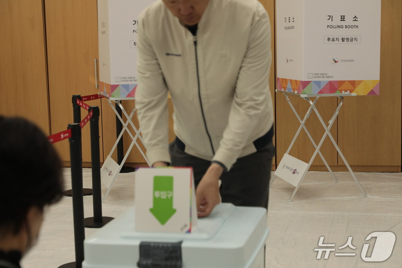 본문 이미지 - 제21대 대통령을 뽑는 사전투표가 시작된 29일 오전 울산 북구 양정동 행정복지센터에서 투표를 마친 시민이 용지를 투표함에 넣고 있다. 2025.5.29./뉴스1 ⓒ News1 김세은 기자