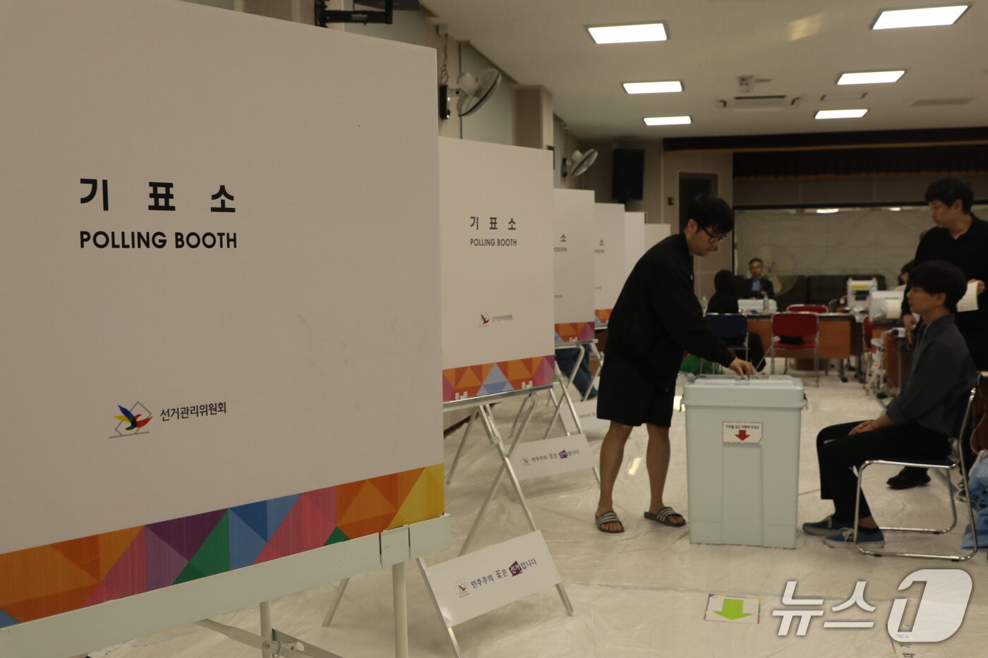 본문 이미지 - 제21대 대통령을 뽑는 사전투표가 시작된 29일 오전 울산 북구 송정동 행정복지센터에서 투표를 마친 시민이 용지를 투표함에 넣고 있다. 2025.5.29./뉴스1 ⓒ News1 김세은 기자