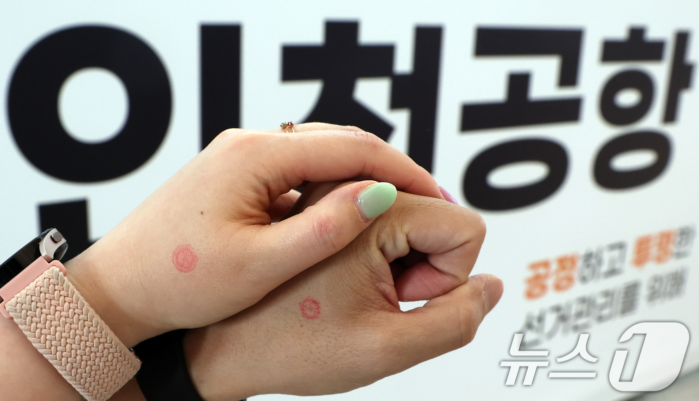 (인천공항=뉴스1) 김명섭 기자 = 제21대 대통령선거 사전투표일인 29일 오전 인천공항에서 여행객들이 투표를 마치고 인증샷을 촬영하고 있다. 2025.5.29/뉴스1