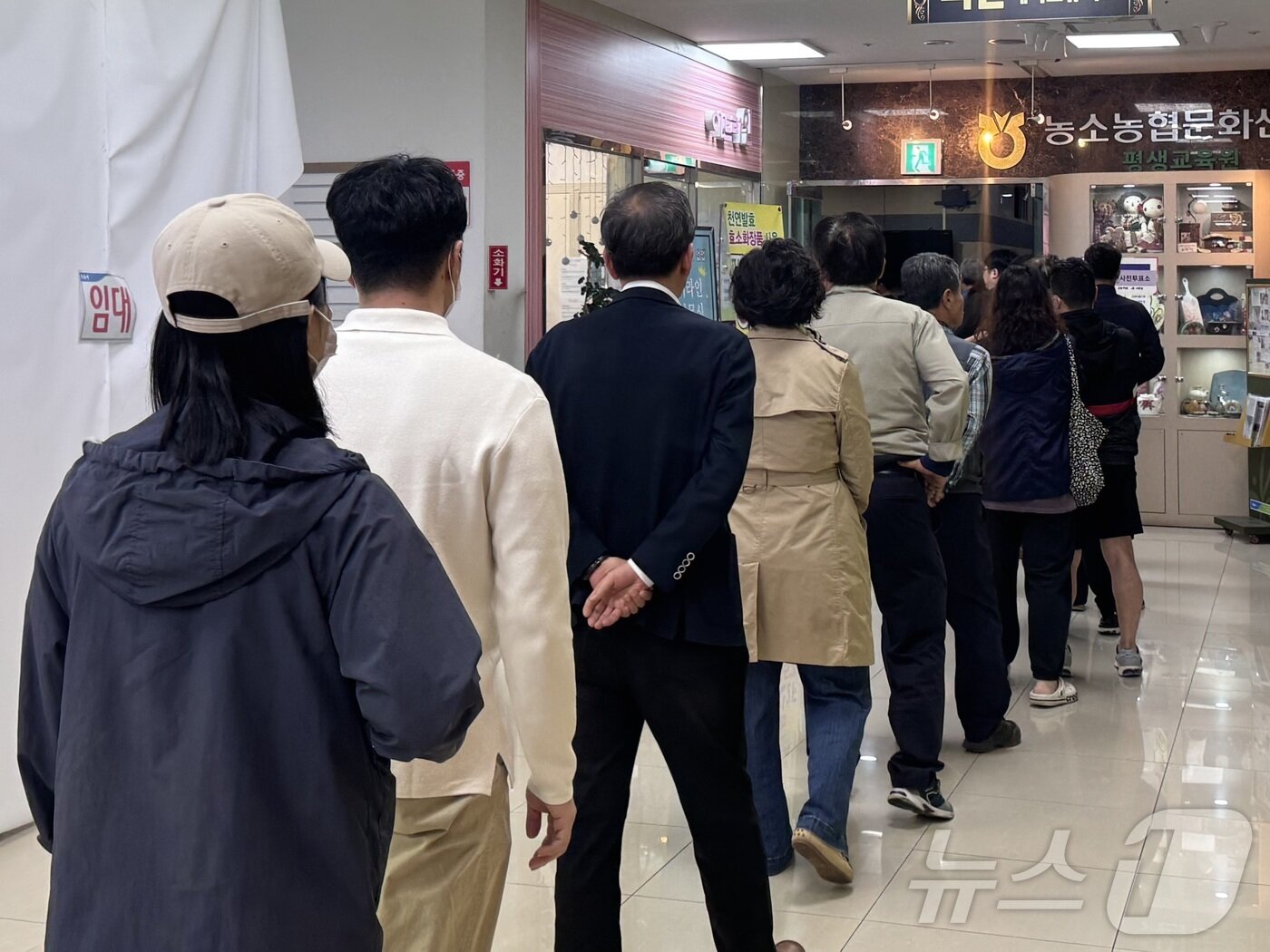 본문 이미지 - 제21대 대통령선거 사전투표 첫날인 29일 오전 울산 북구 농소하나로마트에 마련된 농소2동 사전투표소에서 유권자들이 투표를 하기 위해 줄을 서 있다. 2025.5.29/뉴스1 ⓒ News1 김세은 기자