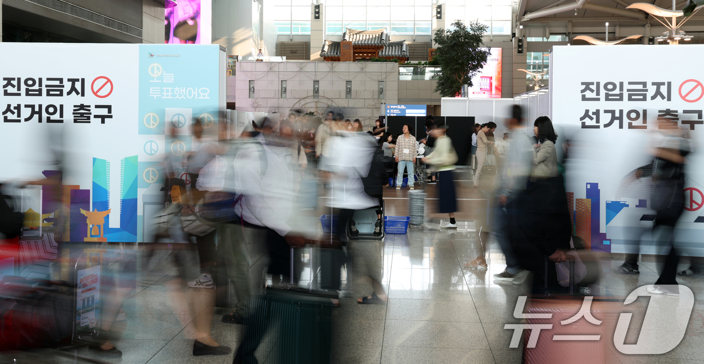 (인천공항=뉴스1) 김명섭 기자 = 제21대 대통령선거 사전투표일인 29일 오전 인천공항에서 투표를 마친 여행객들이 출국하고 있다. 2025.5.29/뉴스1