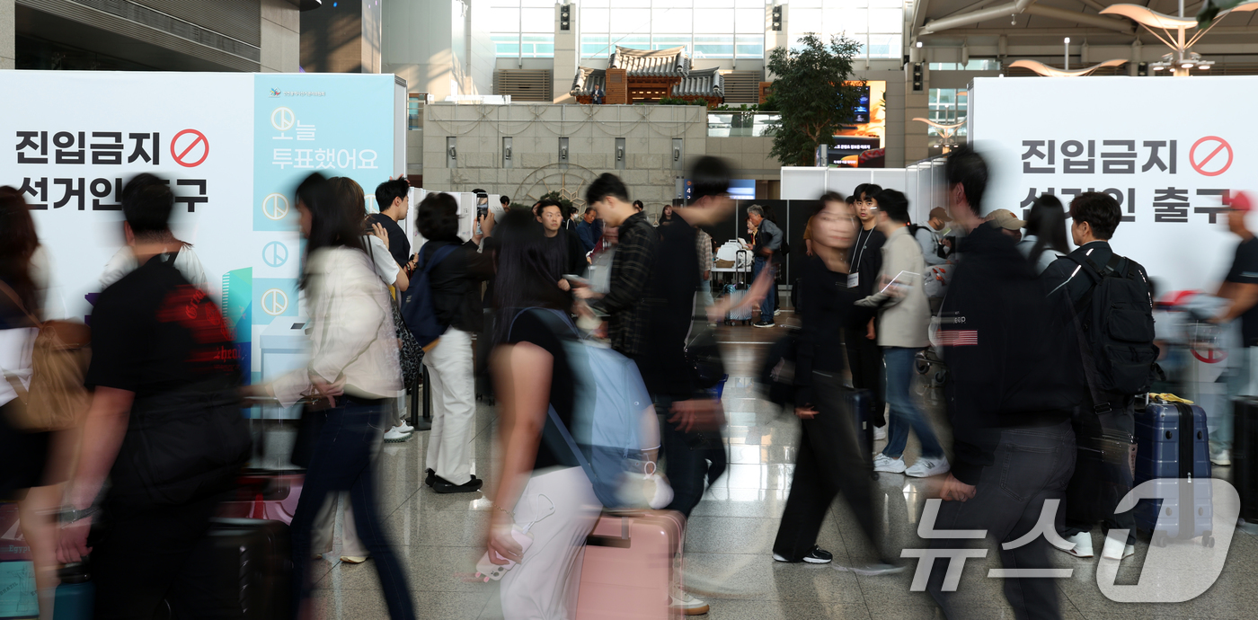 (인천공항=뉴스1) 김명섭 기자 = 제21대 대통령선거 사전투표일인 29일 오전 인천공항에서 여행객들이 투표를 마치고 출국하고 있다. 2025.5.29/뉴스1