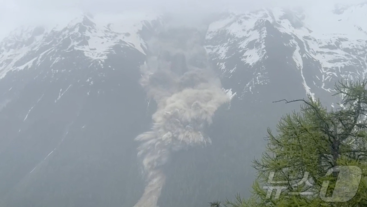 (블라텐 로이터=뉴스1) 우동명 기자 = 28일(현지시간) 스위스의 블라텐에서 알프스 산맥 빙하의 붕괴로 대규모 산사태가 발생해 토사와 바위가 쏟아지는 모습이 보인다. 2025.0 …