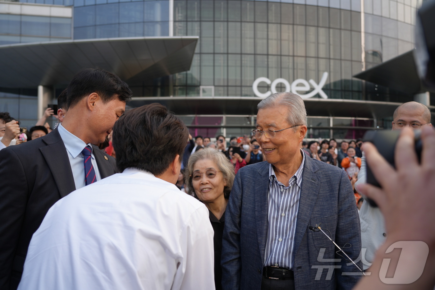 (서울=뉴스1) = 김종인 전 국민의힘 비상대책위원장이 28일 오후 서울 강남구 코엑스 앞에서 열린 이준석 개혁신당 대통령 후보 유세 현장을 찾아 이 후보와 악수하고 있다. (개혁 …