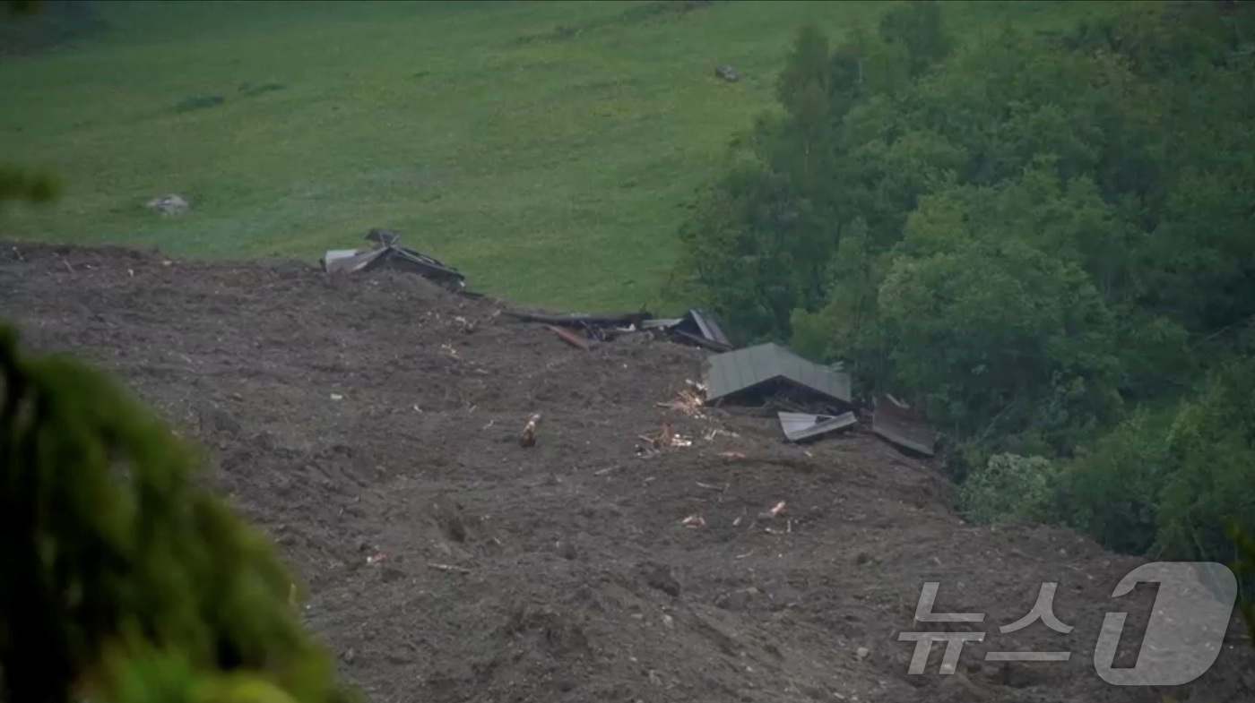 (블라텐 로이터=뉴스1) 우동명 기자 = 28일(현지시간) 스위스의 블라텐에서 알프스 산맥 빙하의 붕괴로 대규모 산사태가 발생해 토사와 바위가 마을을 덮친 모습이 보인다. 2025 …