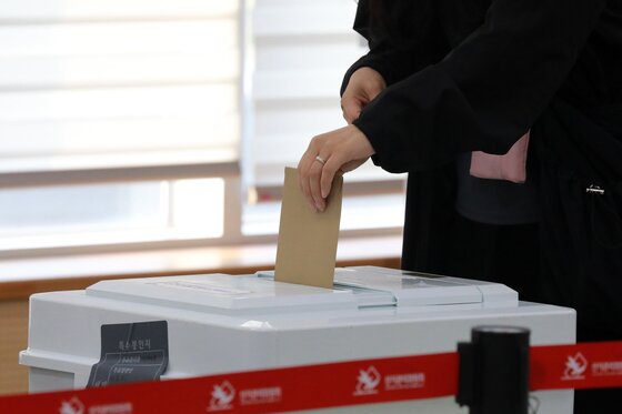 본문 이미지 - 21대 대통령 선거 사전투표 첫날인 29일 오전 충북 청주시 흥덕구 청주시 강서2동 행정복지센터에 마련된 투표소에서 시민들이 소중한 한 표를 행사하고 있다. 2025.5.29/뉴스1 ⓒ News1 김용빈 기자