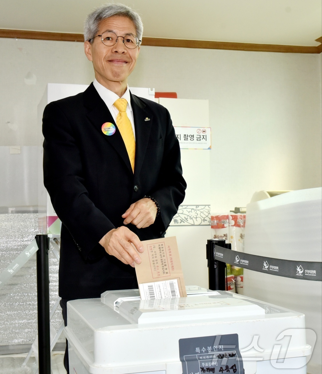 (여수=뉴스1) 김동수 기자 = 권영국 민주노동당 대통령 후보가 29일 오전 전남 여수시 주삼동주민센터를 찾아 사전투표를 하고 있다. 2025.5.29/뉴스1