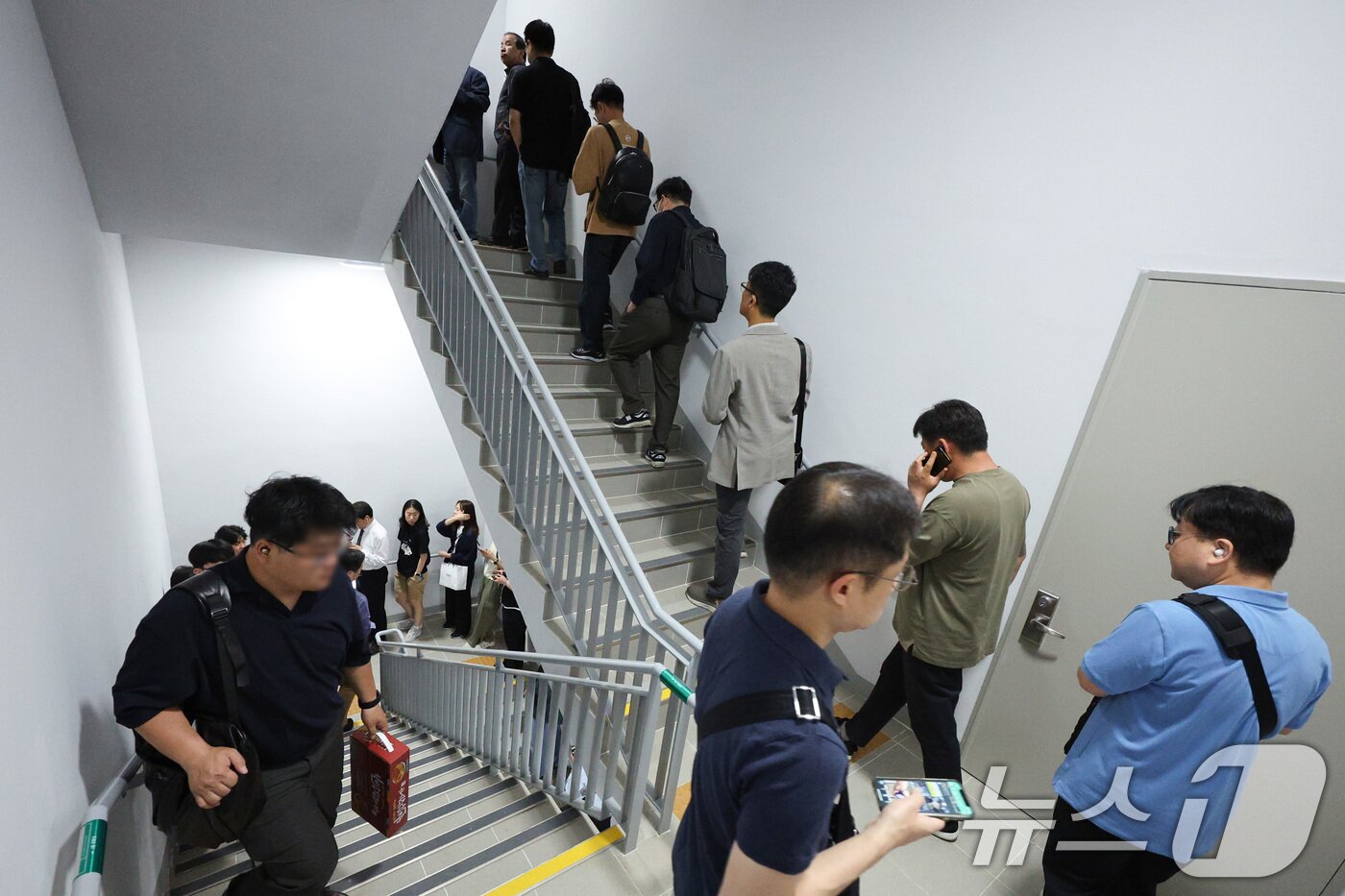 본문 이미지 - 제21대 대통령 선거 사전 투표 첫날인 29일 오전 서울 중구 을지누리센터에 마련된 사전투표소에서 유권자들이 투표하기 위해 줄을 서 있다. 2025.5.29/뉴스1 ⓒ News1 신웅수 기자