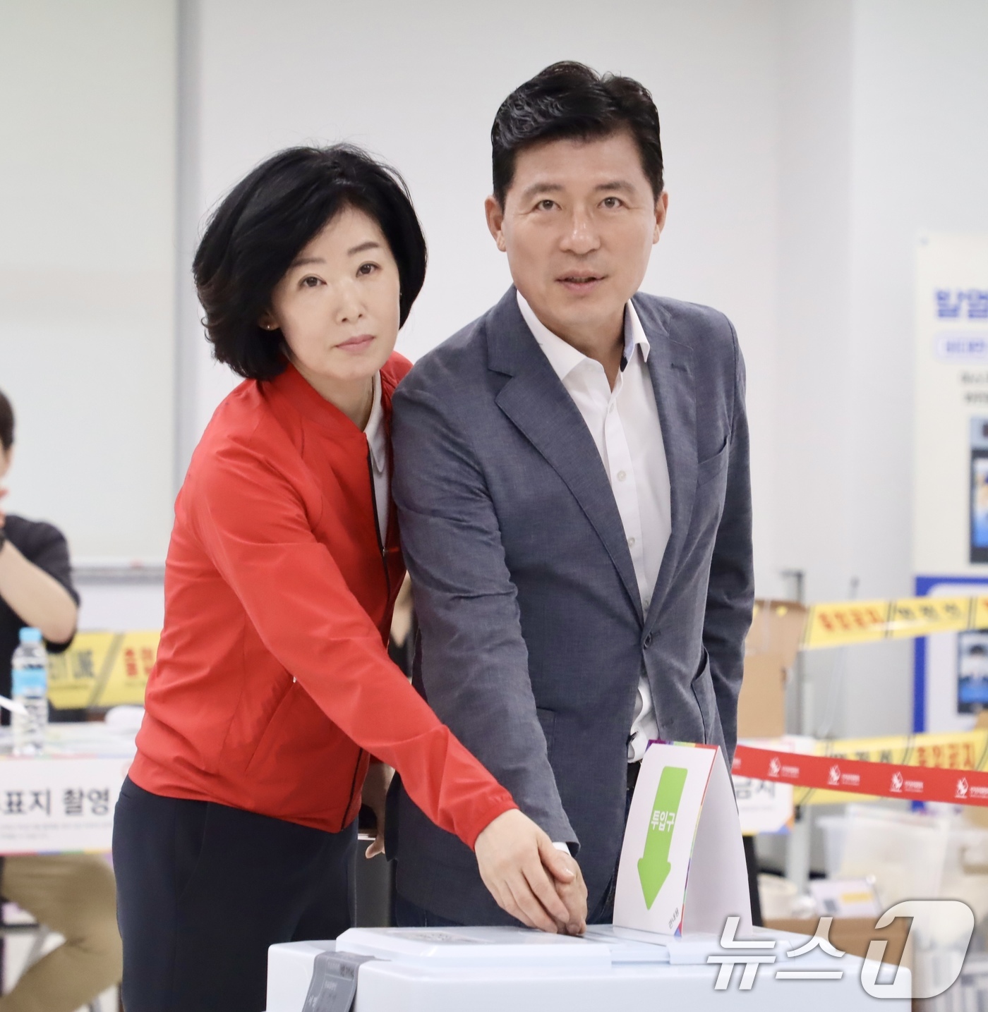 (안동=뉴스1) 정우용 기자 = 21대 대통령 선거 사전투표 첫날인 29일 구자근 의원이 부인 김송원씨와 구미 비산동 투표소에서 한 표를 행사하고 있다.  2025.5.29/뉴스1 …