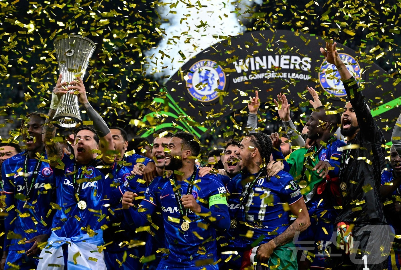 (브로츠와프 AFP=뉴스1) 우동명 기자 = 첼시 선수들이 28일(현지시간) 폴란드 브로츠와프의 브로츠와프 스타디온에서 열린 UEFA 콘퍼런스 리그(UECL) 결승서 후반전에만 4 …