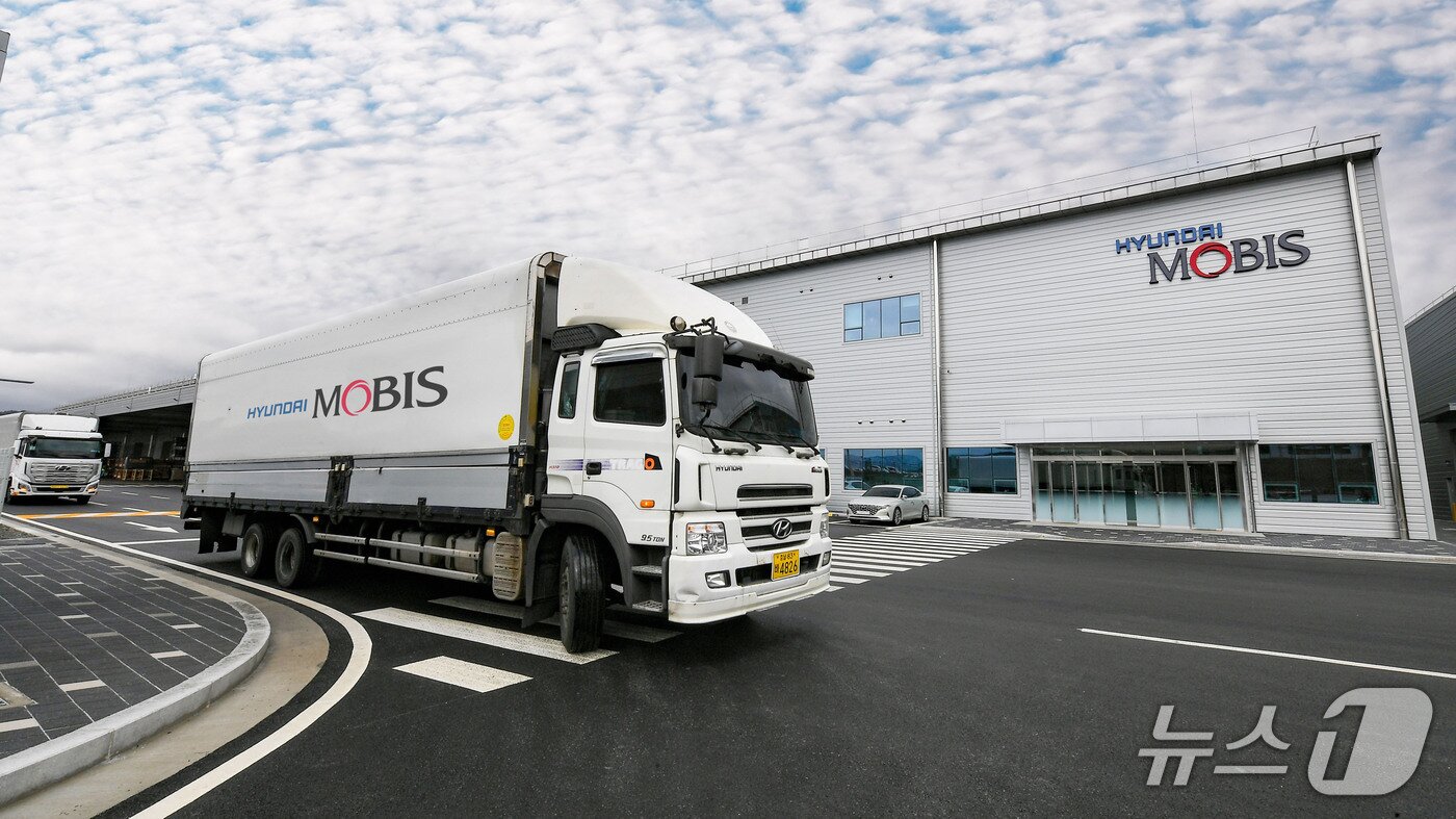 본문 이미지 - 29일 경북 경주시 명계3일반산업단지에 현대모비스가 신축한 차량용 AS 부품 공급을 위한 '영남물류센터'<자료사진>(현대모비스 제공). 2025.05.29.