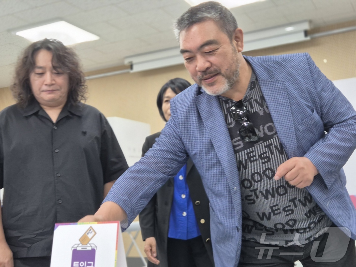 (구리=뉴스1) 양희문 기자 = 제21대 대통령 선거 사전투표 첫날인 29일 경기 구리시 수택1동 행정복지센터에 마련된 사전투표소에서 배우 이원종이 투표를 하고 있다.2024.5. …