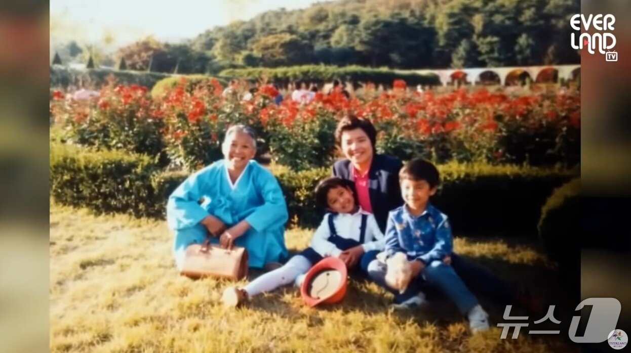 본문 이미지 - 에버랜드 장미축제 40주년을 기념해 포시즌스가든에서 상영하는 &#39;추억 사진 스페셜 영상&#39; 이미지.&#40;에버랜드 제공&#41;