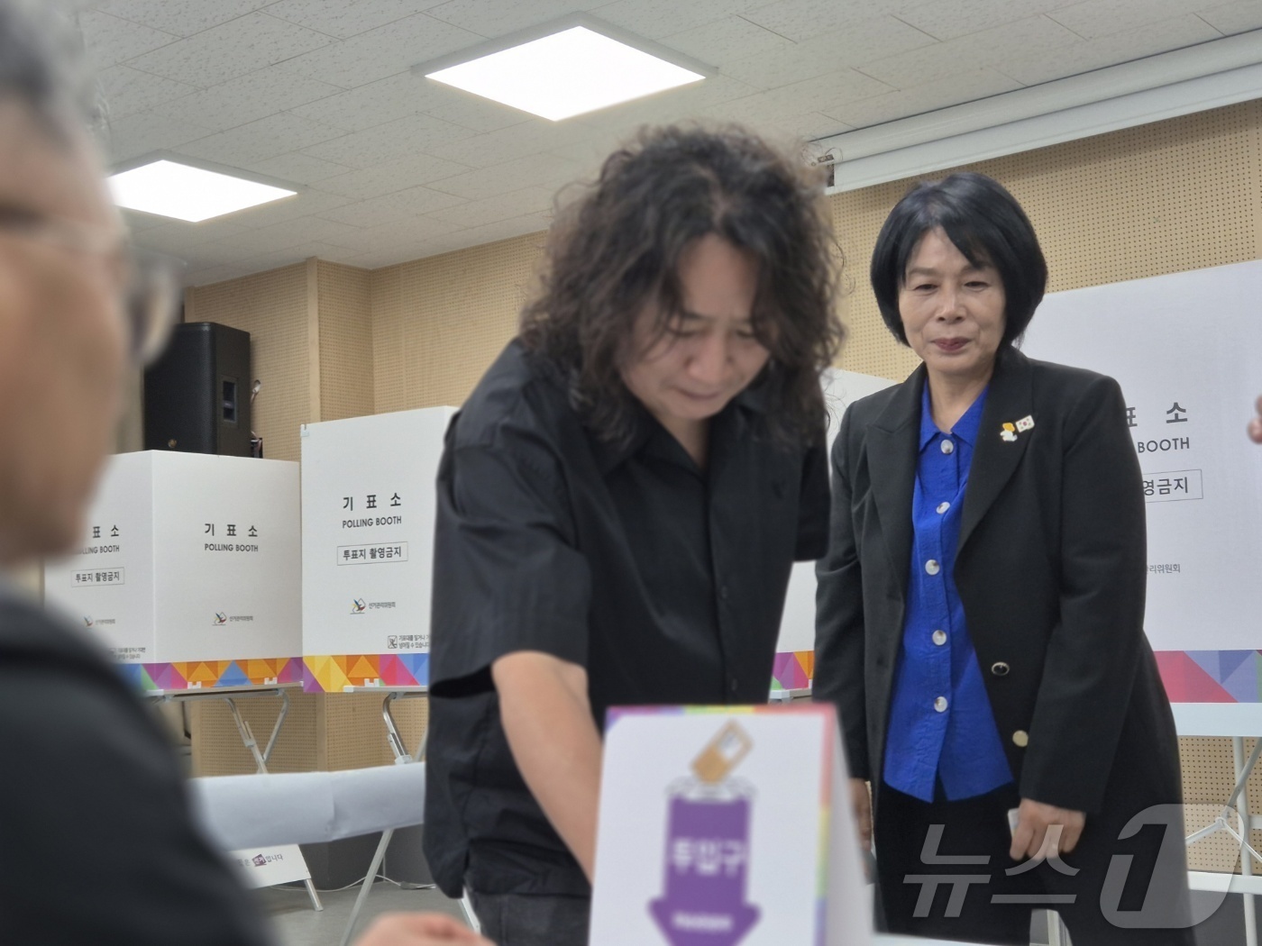 (구리=뉴스1) 양희문 기자 = 제21대 대통령 선거 사전투표 첫날인 29일 경기 구리시 수택1동 행정복지센터에 마련된 사전투표소에서 기타리스트 신대철이 투표를 하고 있다.2024 …