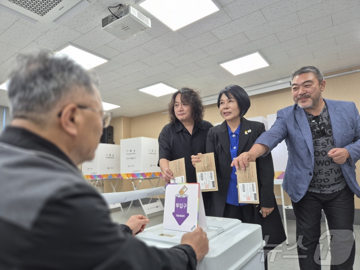 (구리=뉴스1) 양희문 기자 = 제21대 대통령 선거 사전투표 첫날인 29일 경기 구리시 수택1동 행정복지센터에 마련된 사전투표소에서 최민희 더불어민주당 의원과 배우 이원종, 기타 …