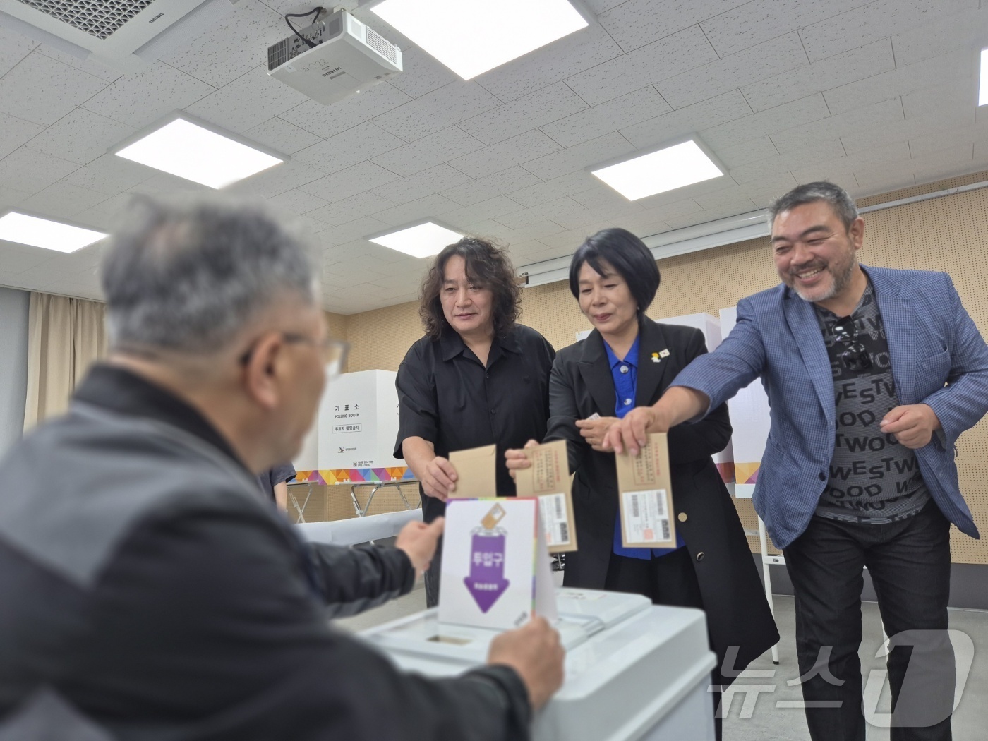 (구리=뉴스1) 양희문 기자 = 제21대 대통령 선거 사전투표 첫날인 29일 경기 구리시 수택1동 행정복지센터에 마련된 사전투표소에서 최민희 더불어민주당 의원과 배우 이원종, 기타 …