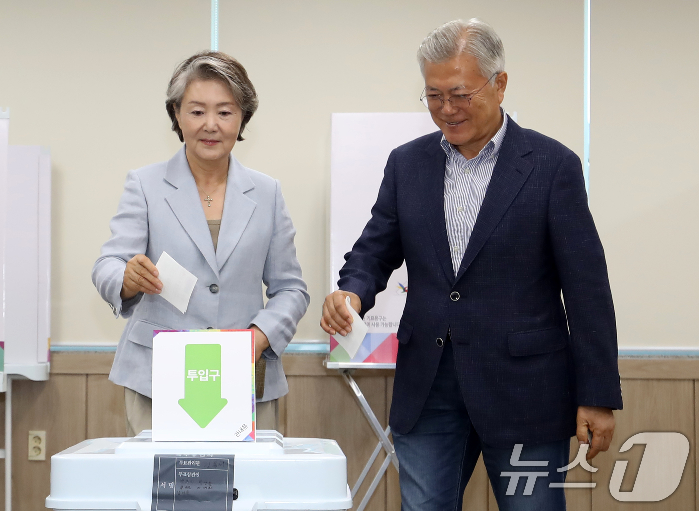 (양산=뉴스1) 윤일지 기자 = 문재인 전 대통령과 부인 김정숙 여사가 제21대 대통령선거 사전투표 첫날인 29일 오전 경남 양산시 하북면주민자치센터에 마련된 하북면 사전투표소에서 …