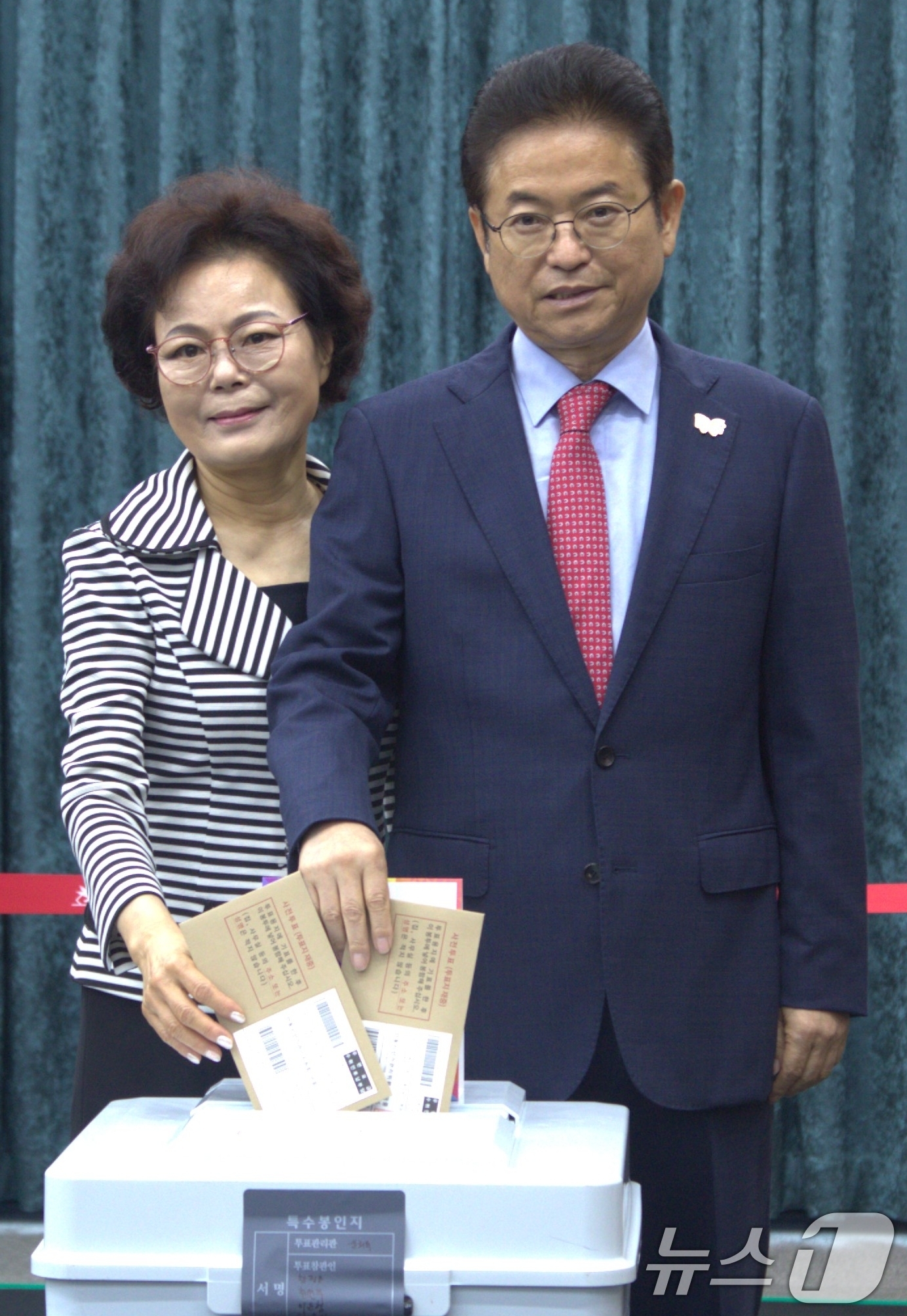 (안동=뉴스1) 정우용 기자 = 21대 대통령 선거 사전투표 첫날인 29일 경북개발공사에 마련된 사전투표소에서 이철우 경북지사가 부인 김재덕 여사와 한표를 행사하고 있다. 2025 …