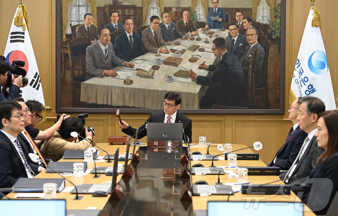 본문 이미지 - 이창용 한국은행 총재가 29일 서울 중구 한국은행에서 열린 금융통화위원회를 주재하며 의사봉을 두드리고 있다. 2025.5.29/뉴스1 ⓒ News1 사진공동취재단