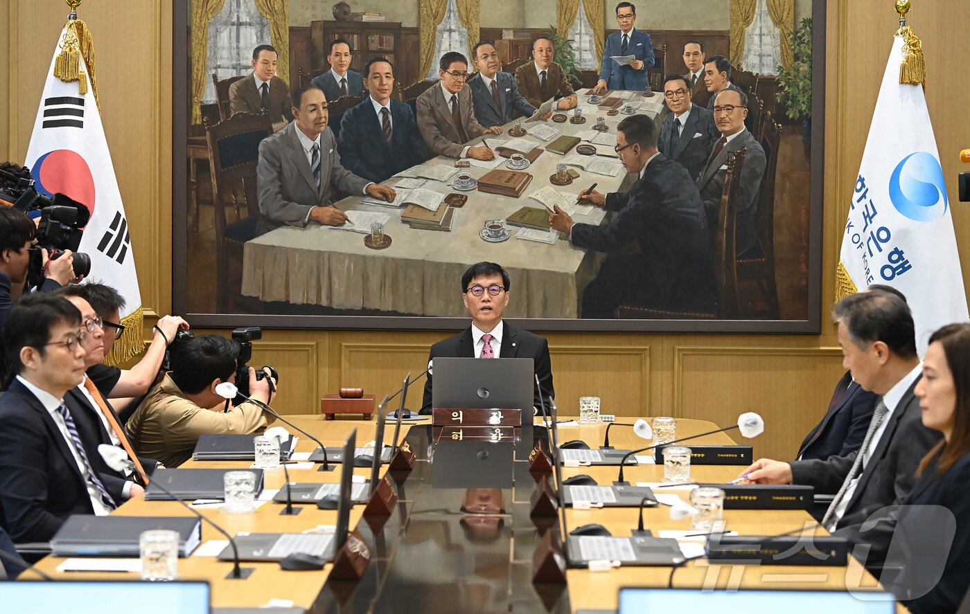 본문 이미지 - 이창용 한국은행 총재가 29일 서울 중구 한국은행에서 열린 금융통화위원회를 주재하고 있다. 2025.5.29/뉴스1 ⓒ News1 사진공동취재단