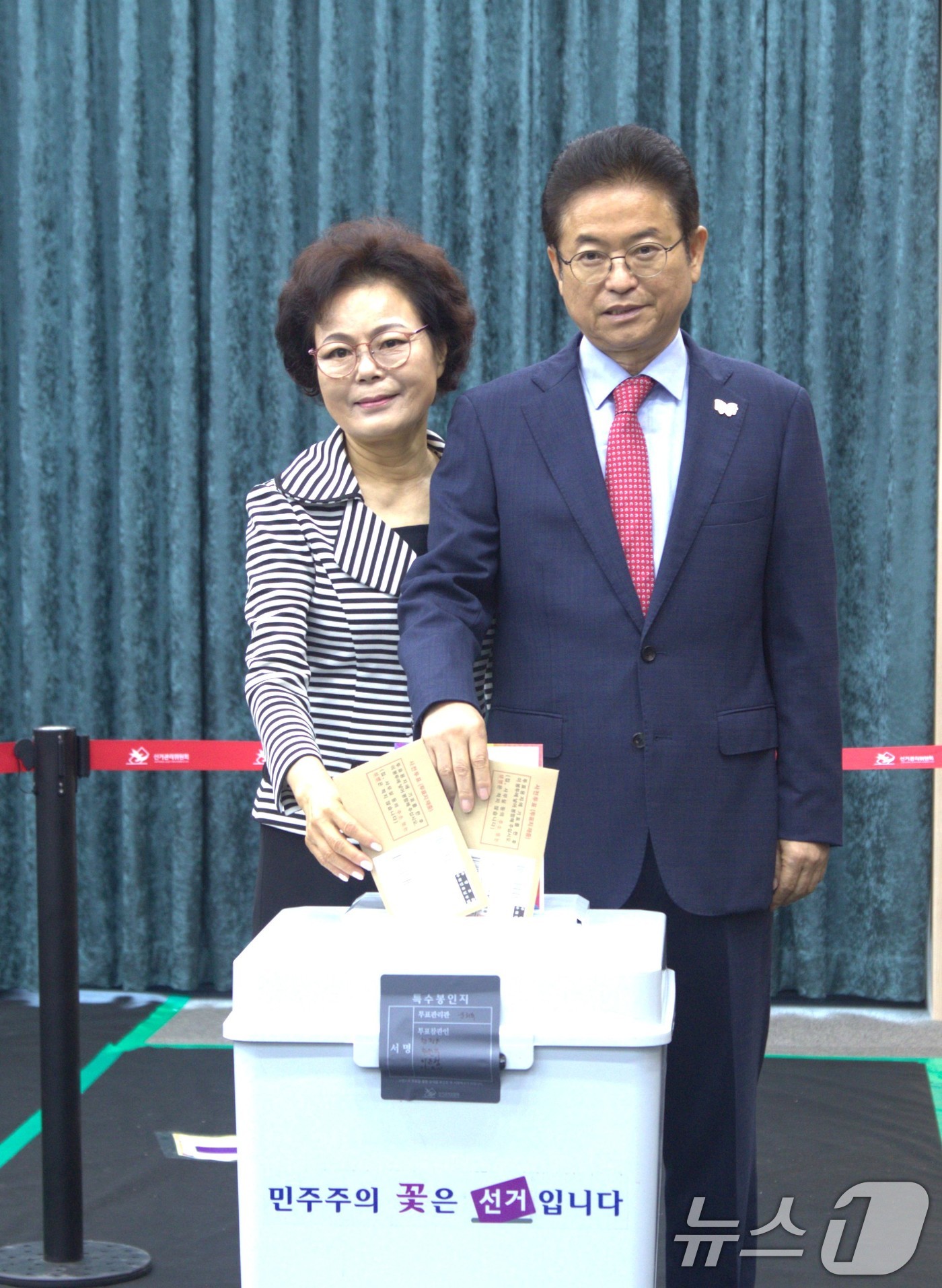 (안동=뉴스1) 신성훈 기자 = 29일 오전8시 경북 예천군 호명읍 경상북도개발공사 건물에 설치된 제 21대 대통령 선거 호명읍 사전투표소에 이철우 경북도지사와 부인 김재뎍 여사가 …