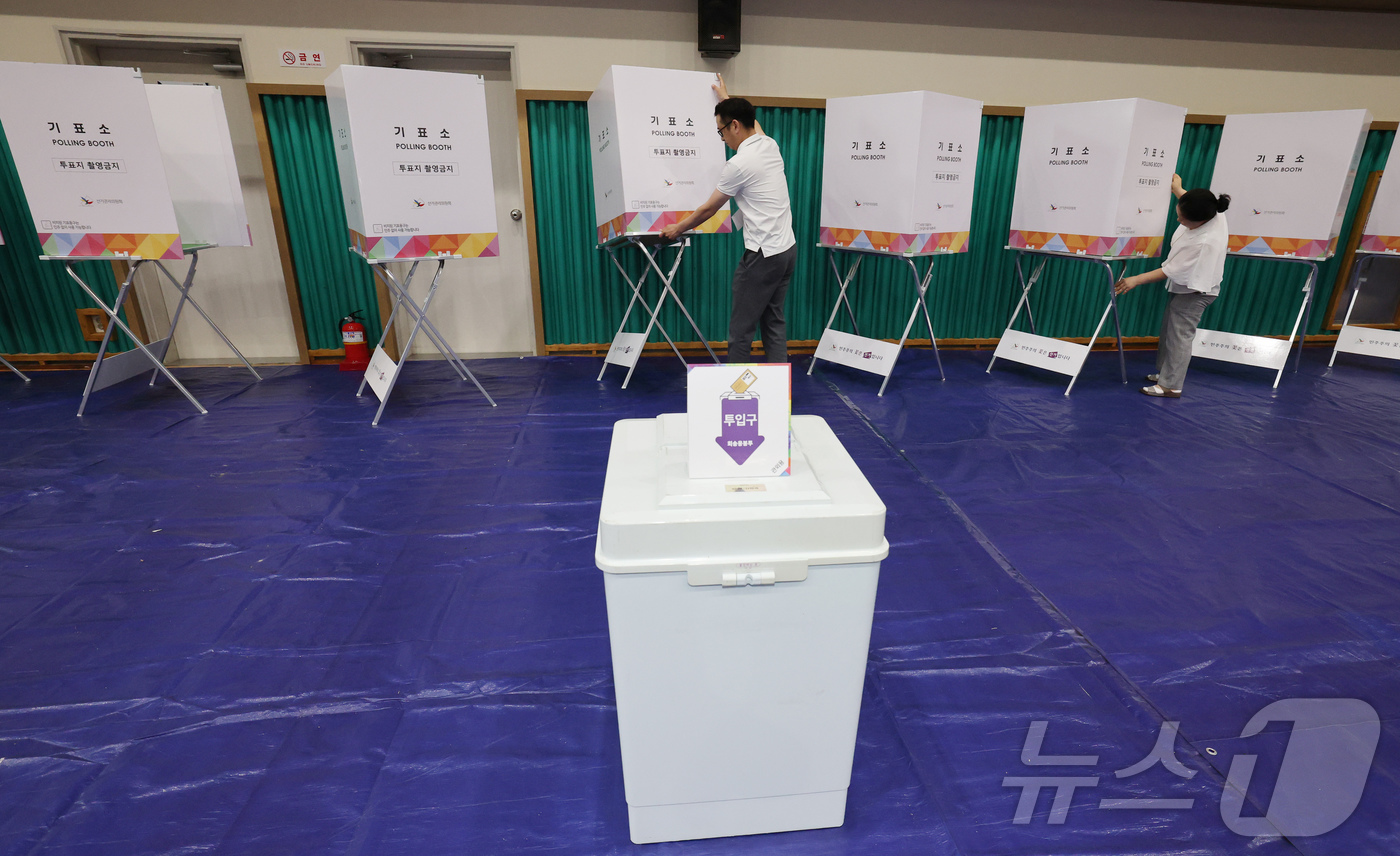 (논산=뉴스1) 김기태 기자 = 제21대 대통령 선거 사전투표가 하루 앞으로 다가온 28일 충남 논산 연무문화체육센터에 마련된 연무읍제2사전투표소에서 관계자가 기표용구를 점검하고 …