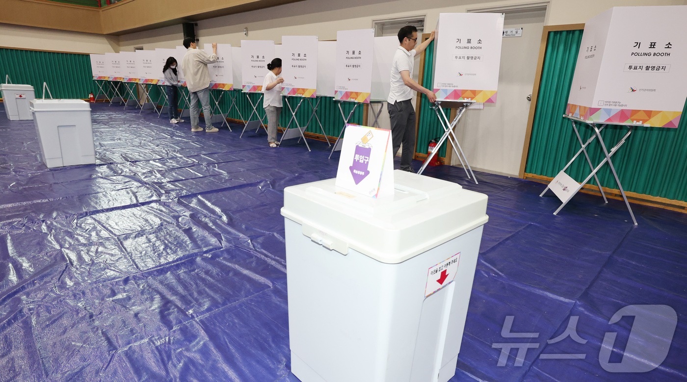 (논산=뉴스1) 김기태 기자 = 제21대 대통령 선거 사전투표가 하루 앞으로 다가온 28일 충남 논산 연무문화체육센터에 마련된 연무읍제2사전투표소에서 관계자가 기표용구를 점검하고 …