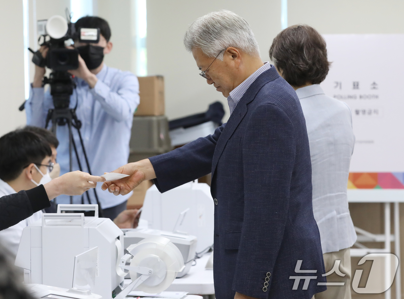 (양산=뉴스1) 윤일지 기자 = 문재인 전 대통령과 부인 김정숙 여사가 제21대 대통령선거 사전투표 첫날인 29일 오전 경남 양산시 하북면주민자치센터에 마련된 하북면 사전투표소에서 …