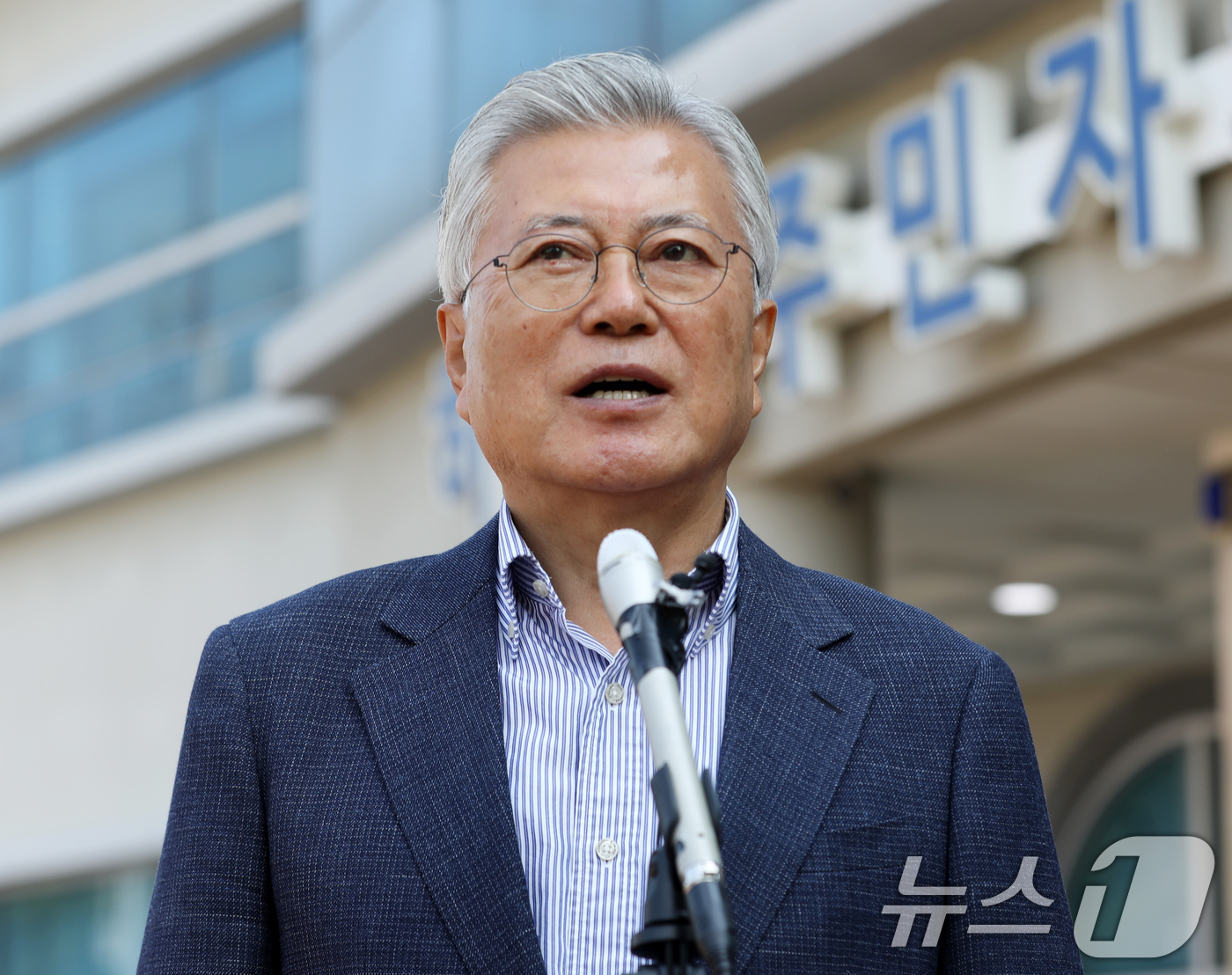 (양산=뉴스1) 윤일지 기자 = 문재인 전 대통령이 제21대 대통령선거 사전투표 첫날인 29일 오전 경남 양산시 하북면주민자치센터에 마련된 하북면 사전투표소에서 투표를 마친 뒤 취 …