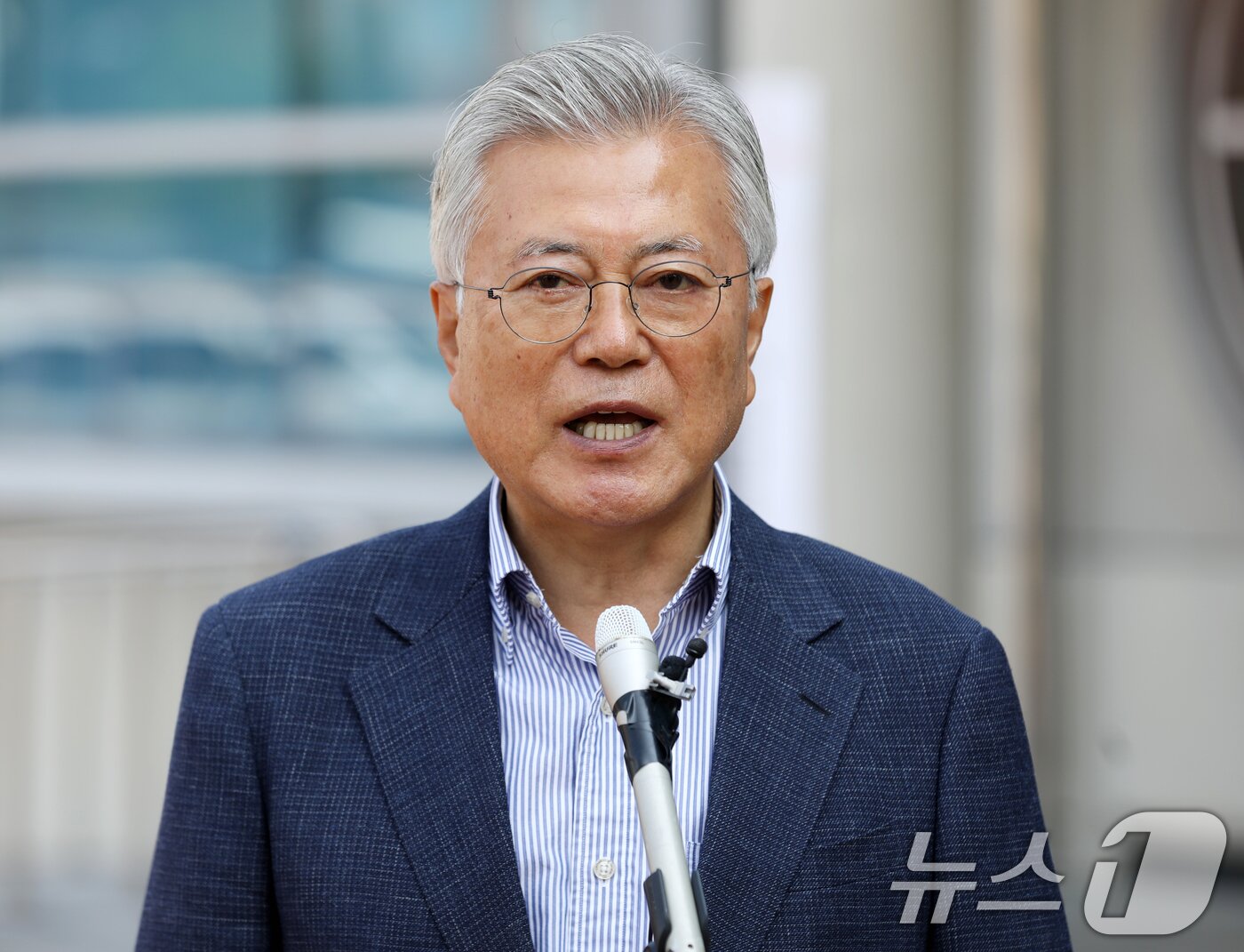 본문 이미지 - 문재인 전 대통령이 제21대 대통령선거 사전투표 첫날인 29일 오전 경남 양산시 하북면주민자치센터에 마련된 하북면 사전투표소에서 투표를 마친 뒤 취재진 질문에 답하고 있다. 2025.5.29/뉴스1 ⓒ News1 윤일지 기자