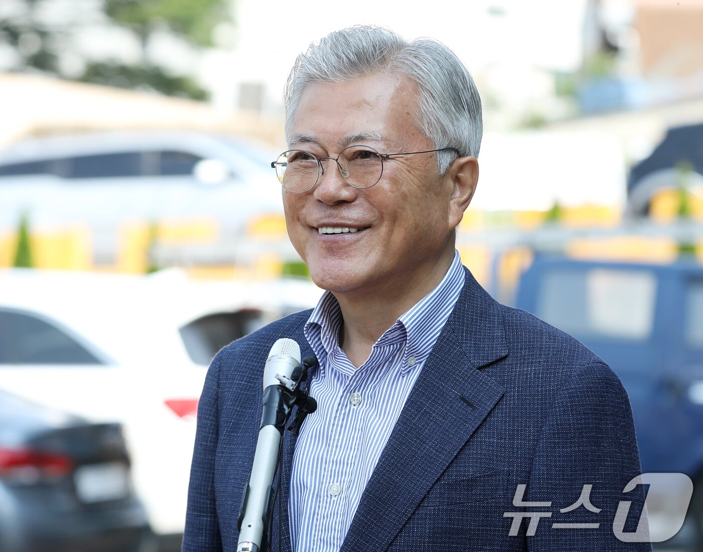 본문 이미지 - 문재인 전 대통령이 제21대 대통령선거 사전투표 첫날인 29일 오전 경남 양산시 하북면주민자치센터에 마련된 하북면 사전투표소에서 투표를 마친 뒤 취재진 질문에 답하고 있다. 2025.5.29/뉴스1 ⓒ News1 윤일지 기자