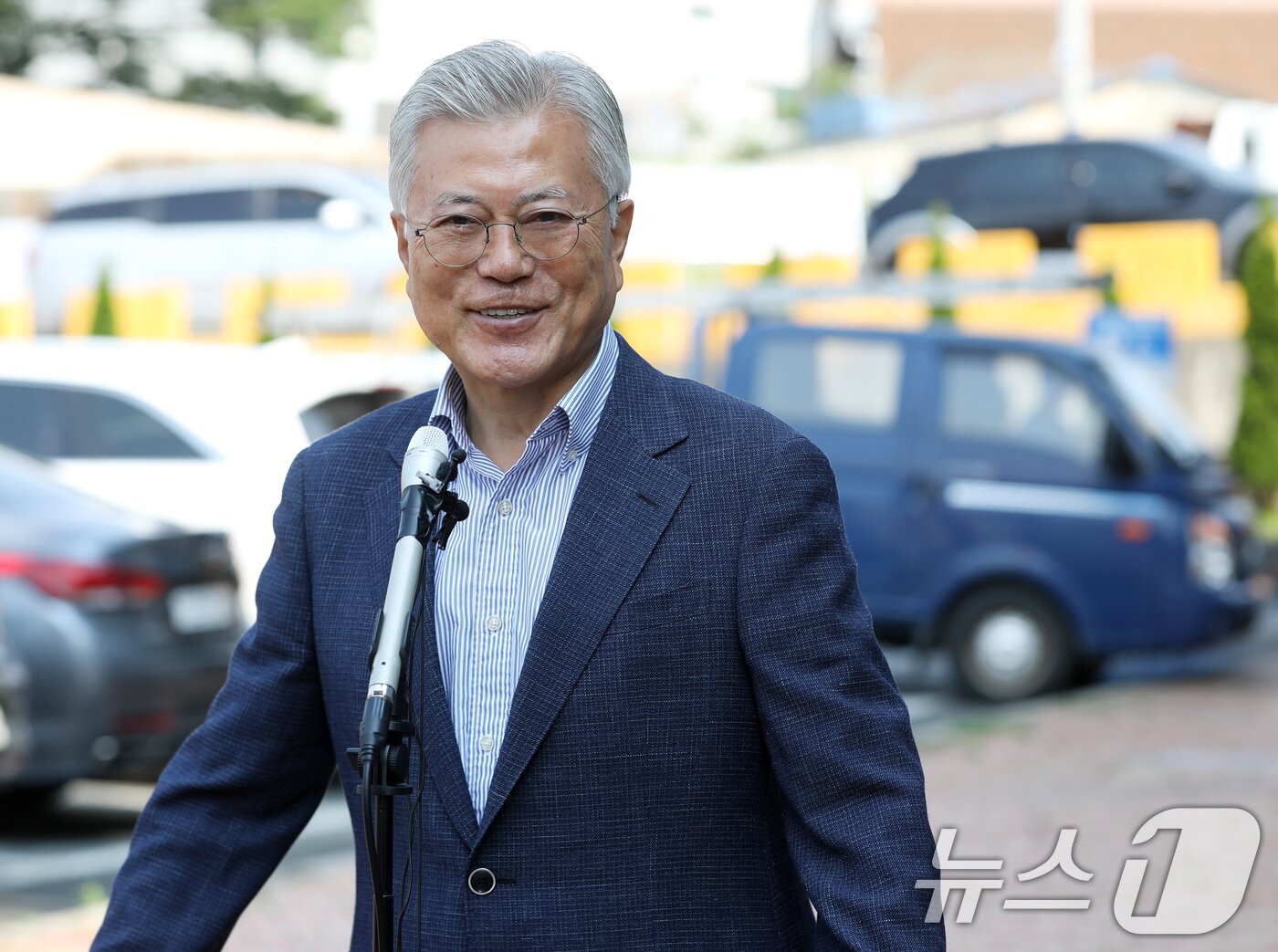 본문 이미지 - 문재인 전 대통령이 제21대 대통령선거 사전투표 첫날인 29일 오전 경남 양산시 하북면주민자치센터에 마련된 하북면 사전투표소에서 투표를 마친 뒤 취재진 질문에 답하고 있다. 2025.5.29/뉴스1 ⓒ News1 윤일지 기자
