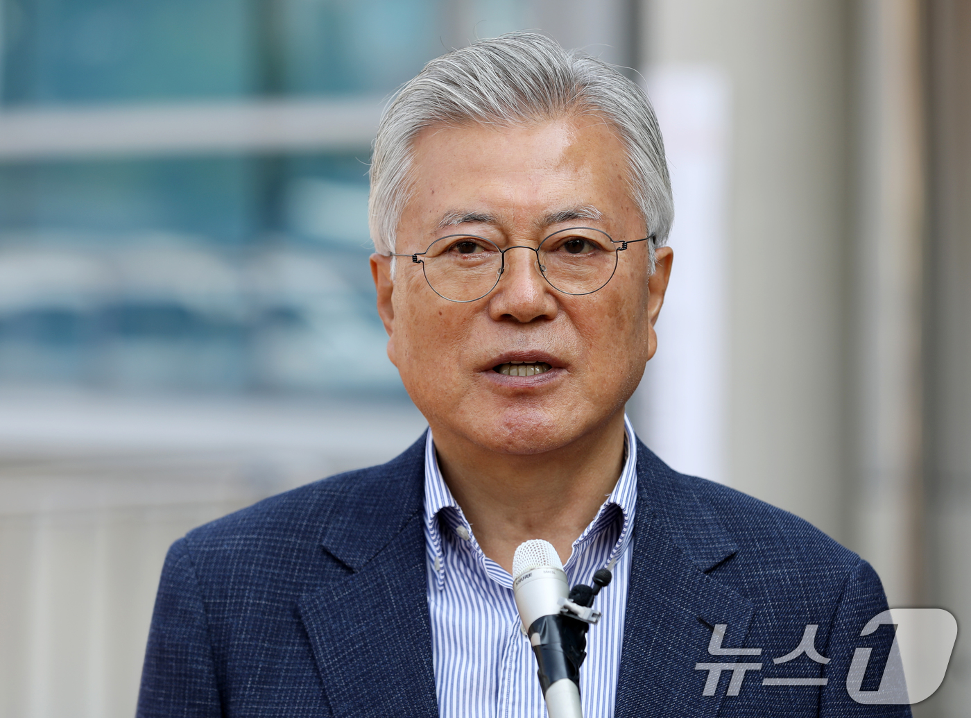 (양산=뉴스1) 윤일지 기자 = 문재인 전 대통령이 제21대 대통령선거 사전투표 첫날인 29일 오전 경남 양산시 하북면주민자치센터에 마련된 하북면 사전투표소에서 투표를 마친 뒤 취 …