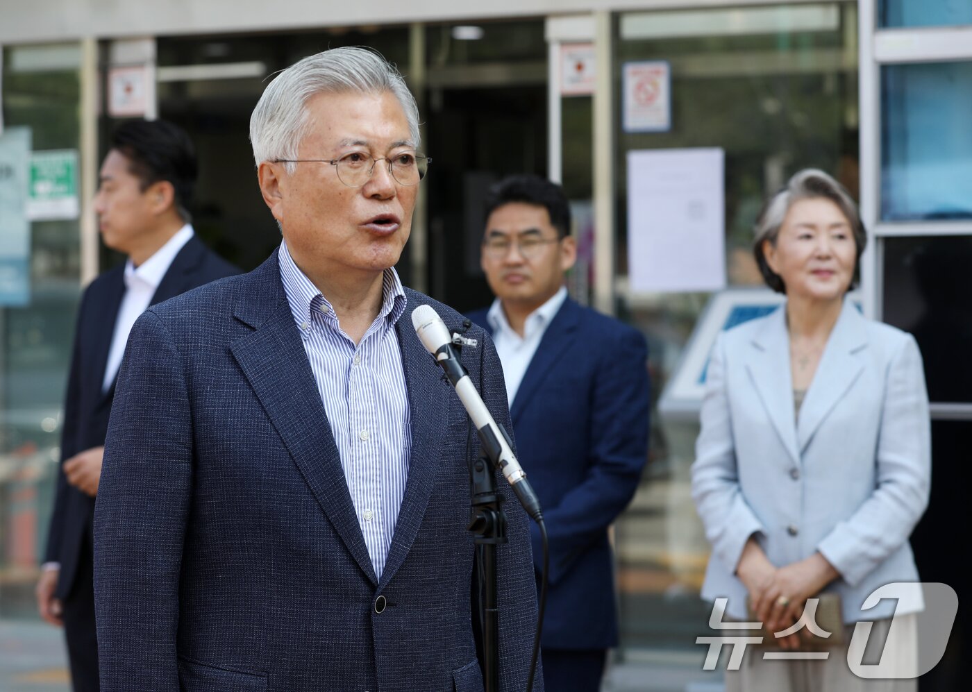 본문 이미지 - 문재인 전 대통령이 제21대 대통령선거 사전투표 첫날인 29일 오전 경남 양산시 하북면주민자치센터에 마련된 하북면 사전투표소에서 투표를 마친 뒤 취재진 질문에 답하고 있다. 2025.5.29/뉴스1 ⓒ News1 윤일지 기자