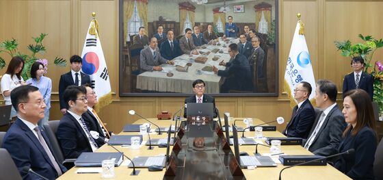 한은 '8월' 추가 금리인하 무게…집값 자극 우려 경계