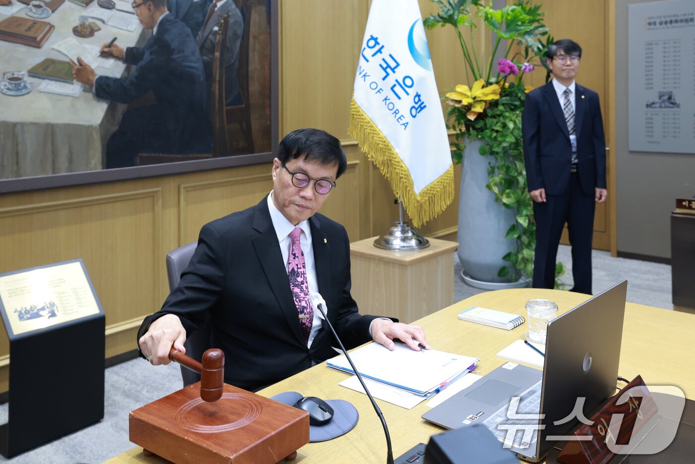 본문 이미지 - 이창용 한국은행 총재가 29일 서울 중구 한국은행에서 열린 금융통화위원회를 주재하며 의사봉을 두드리고 있다. &#40;한국은행 제공. 재판매 및 DB 금지&#41; 2025.5.29/뉴스1