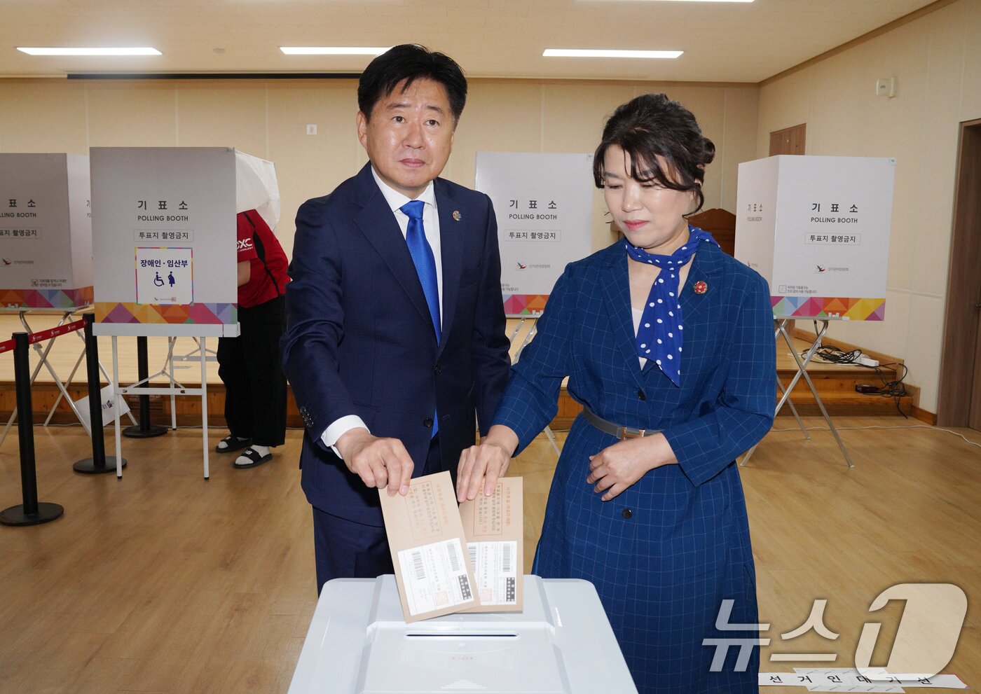 본문 이미지 - 21대 대통령선거 사전투표 첫날인 29일 오전 오영훈 제주도지사와 부인 박선희 씨가 중문동에 마련된 투표소에서 투표함에 투표용지를 넣고 있다(제주도 제공.재판매 및 DB금지)2025.5.29/뉴스1 ⓒ News1 고동명 기자