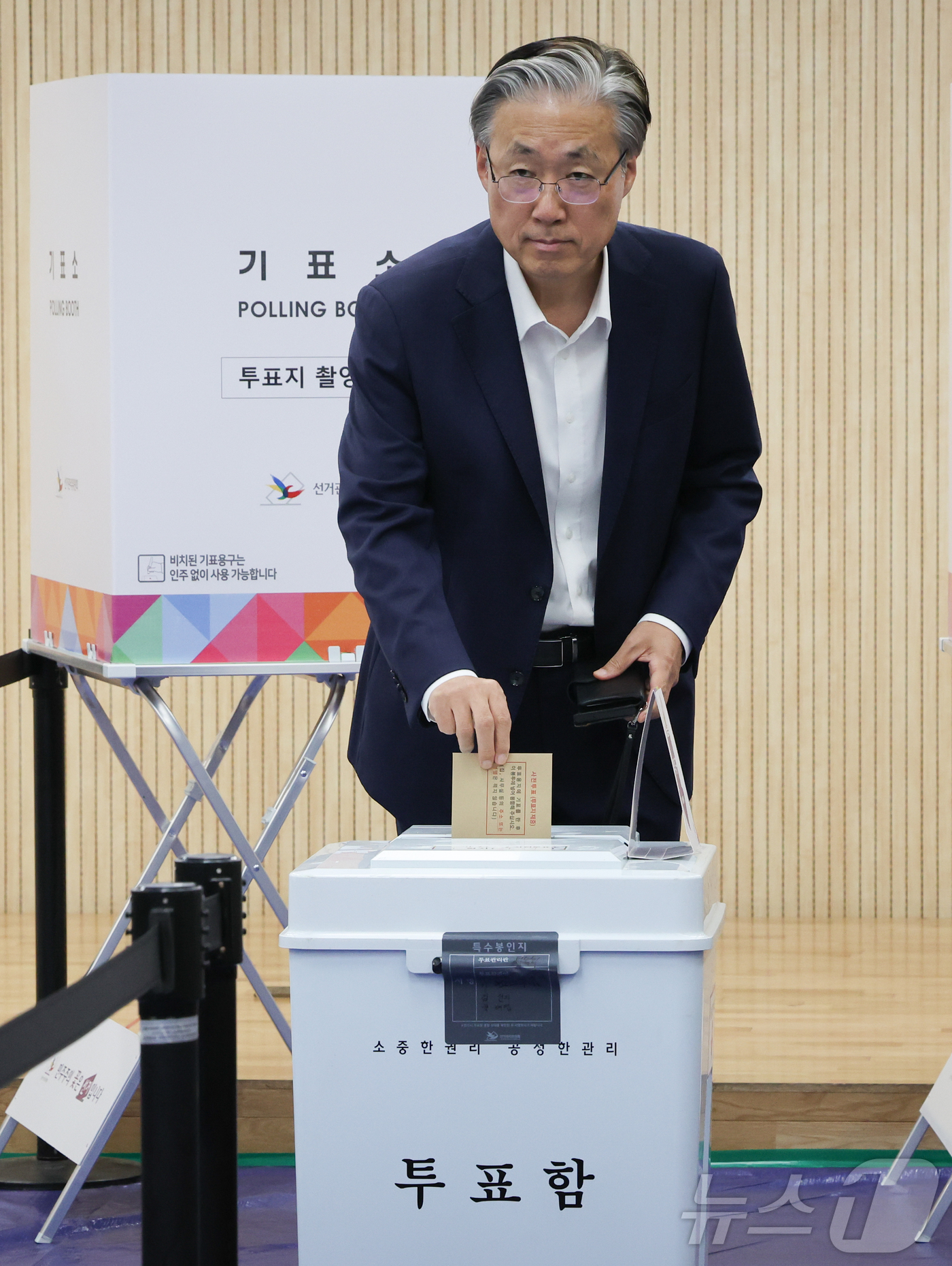 (서울=뉴스1) 허경 기자 = 김형두 헌법재판소장 권한대행이 제21대 대통령 선거 사전 투표 첫날인 29일 서울 종로구 가회동주민센터에 마련된 사전투표소에서 투표를 하고 있다. 2 …