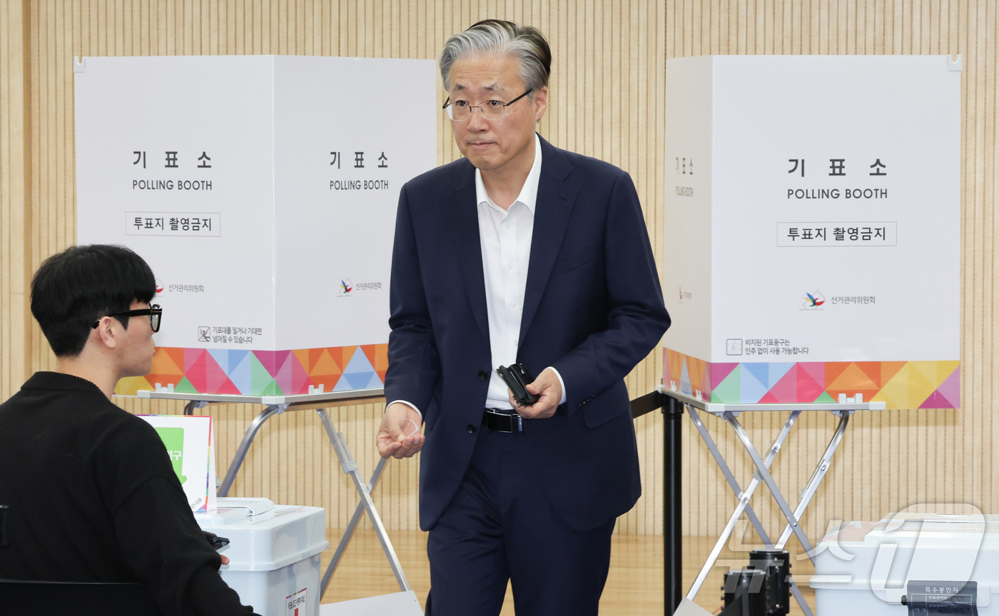 (서울=뉴스1) 허경 기자 = 김형두 헌법재판소장 권한대행이 제21대 대통령 선거 사전 투표 첫날인 29일 서울 종로구 가회동주민센터에 마련된 사전투표소에서 투표를 마친 뒤 이동하 …