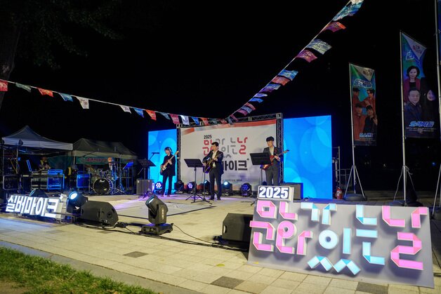본문 이미지 - 증평 보강천 미루나무숲에서 열린 실버마이크 충청권 공연.&#40;증평군 제공. 재판매 및 DB금지&#41;/뉴스1