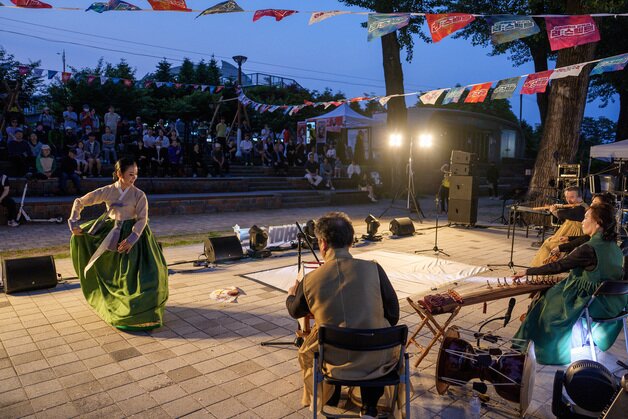 본문 이미지 - 증평 보강천 미루나무숲에서 열린 실버마이크 충청권 공연.&#40;증평군 제공. 재판매 및 DB금지&#41;/뉴스1