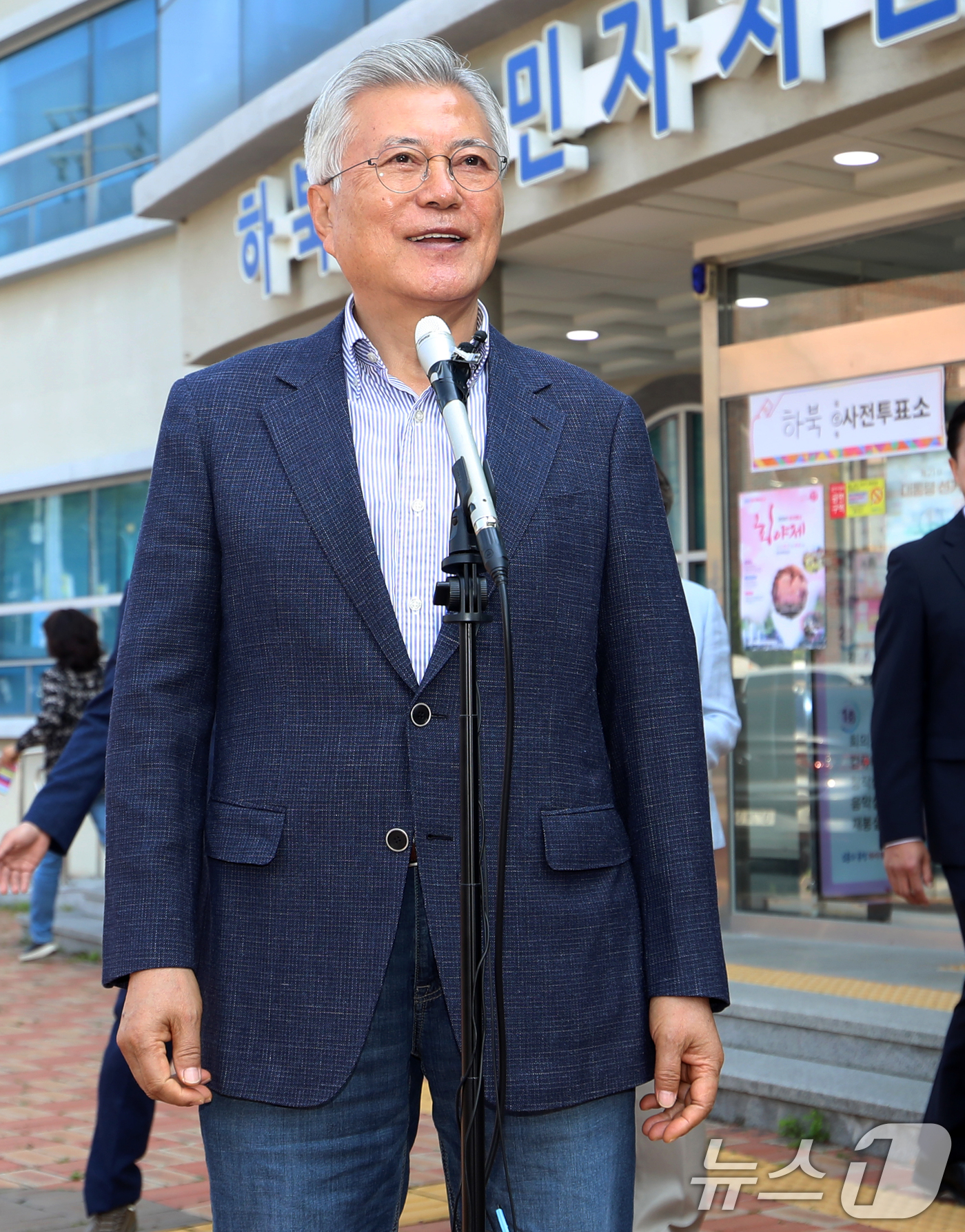 (양산=뉴스1) 윤일지 기자 = 문재인 전 대통령이 제21대 대통령선거 사전투표 첫날인 29일 오전 경남 양산시 하북면주민자치센터에 마련된 하북면 사전투표소에서 투표를 마친 뒤 취 …