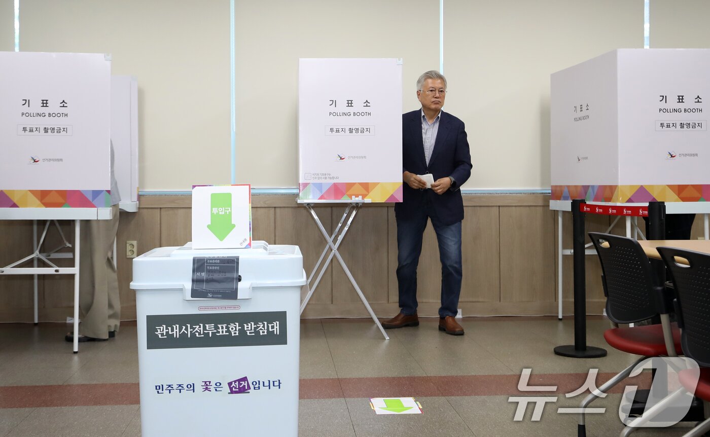 본문 이미지 - 문재인 전 대통령과 부인 김정숙 여사가 제21대 대통령선거 사전투표 첫날인 29일 오전 경남 양산시 하북면주민자치센터에 마련된 하북면 사전투표소에서 투표를 하고 있다. 2025.5.29/뉴스1 ⓒ News1 윤일지 기자