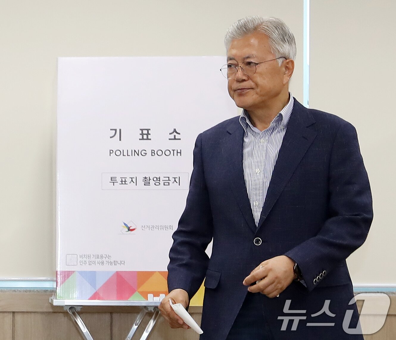 본문 이미지 - 문재인 전 대통령과 부인 김정숙 여사가 제21대 대통령선거 사전투표 첫날인 29일 오전 경남 양산시 하북면주민자치센터에 마련된 하북면 사전투표소에서 투표를 하고 있다. 2025.5.29/뉴스1 ⓒ News1 윤일지 기자