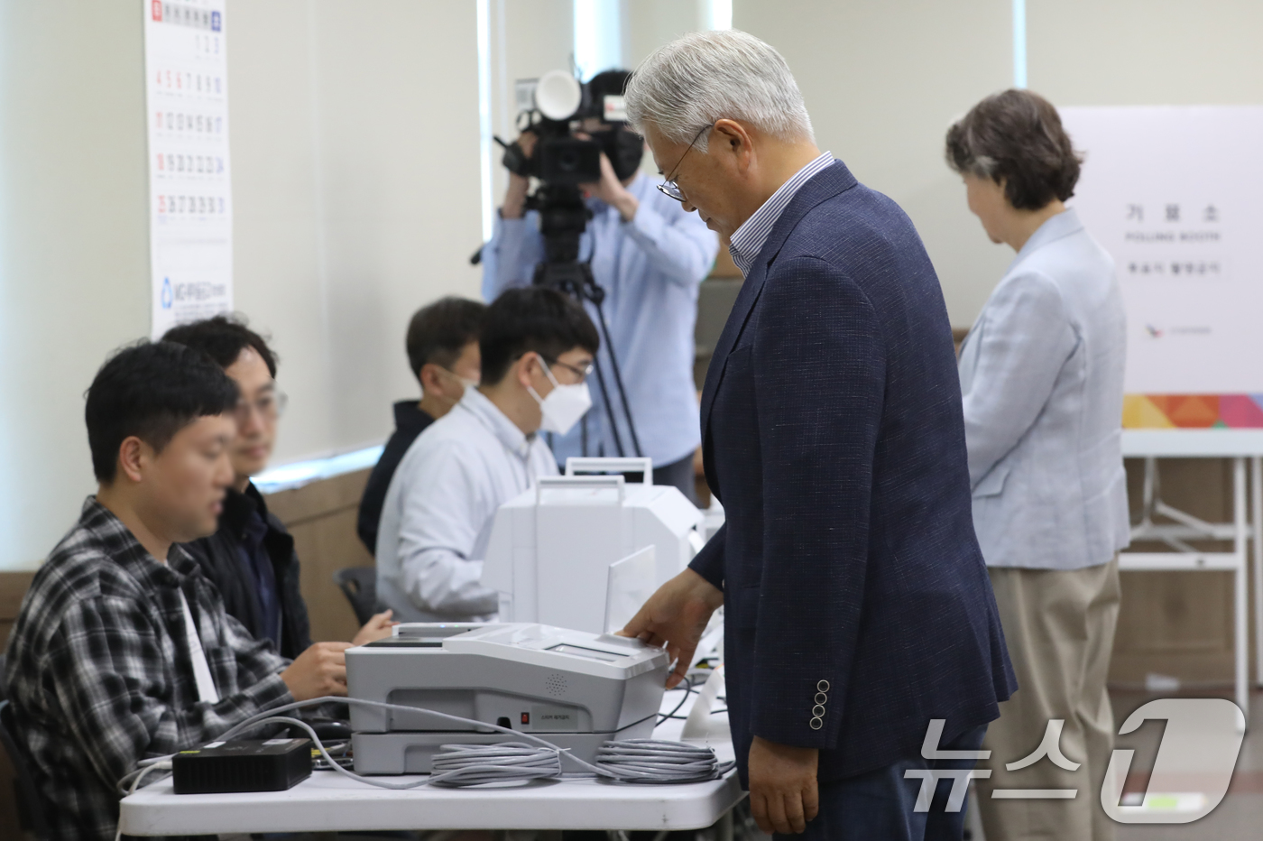(양산=뉴스1) 윤일지 기자 = 문재인 전 대통령과 부인 김정숙 여사가 제21대 대통령선거 사전투표 첫날인 29일 오전 경남 양산시 하북면주민자치센터에 마련된 하북면 사전투표소에서 …
